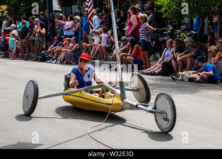 Femme équitation dans modification de bateau de glace ; quatrième de juillet parade dans la petite ville de montagne de Salida, Colorado, USA Banque D'Images