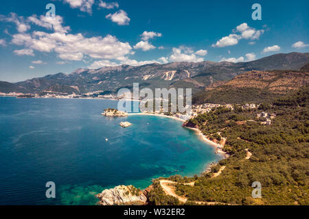 Vue sur le coucher du soleil sur la beauté, petit îlot de Sveti Stefan et resort au Monténégro. Balkans, Mer Adriatique, de l'Europe. Banque D'Images