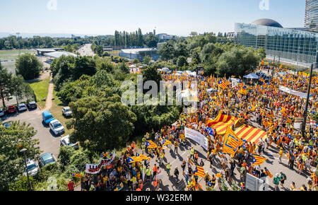 Strasbourg, France - Oct 2 2019 : Vue aérienne de personnes manifestant à protester devant le Parlement européen de l'UE contre l'exclusion de trois députés européens élus Catalan - drone view Banque D'Images