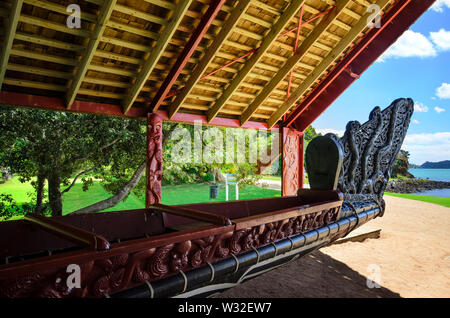 Canoë de guerre traditionnel Maori dans Waitangi Banque D'Images