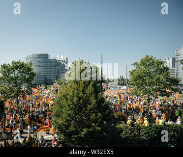 Strasbourg, France - Oct 2 2019 : Vue aérienne de personnes manifestant à protester devant le Parlement européen de l'UE contre l'exclusion de trois députés européens élus Catalan - drone view Banque D'Images