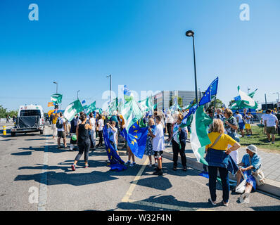 Strasbourg, France - Oct 2 2019 : grande foule de gens tenant un drapeau du mouvement européen drapeau fédéraliste devant le Parlement européen Banque D'Images