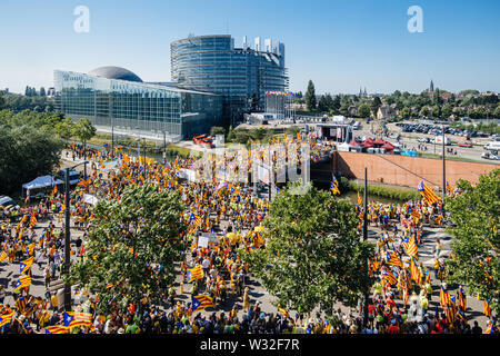 Strasbourg, France - Oct 2 2019 : vue aérienne sur des milliers de personnes manifestant à protester devant le Parlement européen de l'UE contre l'exclusion de trois députés européens élus Catalan - drone view Banque D'Images