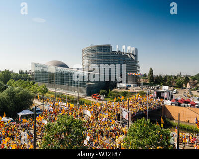 Strasbourg, France - Oct 2 2019 : drone aérien vue de milliers de personnes avec des drapeaux indépendantistes catalanes Estelada démontrer contre l'UNION EUROPÉENNE Parlement européen contre l'exclusion de députés européens élus Catalan Banque D'Images