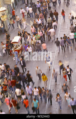 Istanbul, Turquie - 5 mai 2018 : foule de gens marchant sur la rue Istiklal dans le centre de la ville d'Istanbul, Turquie. Vue de dessus. L'exposition longue Banque D'Images