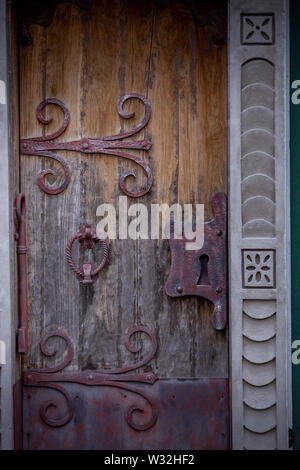 Sol en bois, ancienne porte d'entrée avec de la ferronnerie décorative d'une poignée de fer et une serrure de porte Banque D'Images