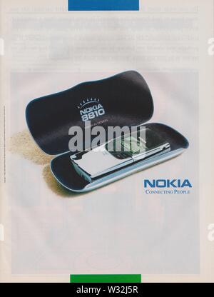 Affiche publicitaire de Nokia 8810 téléphone en version papier du magazine de l'année 1998, Nokia Connecting People, slogan, publicité publicité créative Banque D'Images