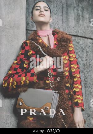 Affiche publicitaire de PRADA avec Mica Arganaraz modèle féminin en version papier du magazine de l'année 2014, une publicité, une publicité à partir d'PRADA créatifs 2010s Banque D'Images