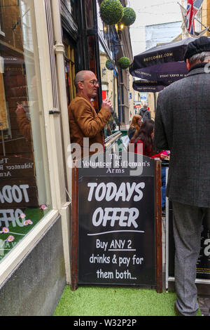 Signe extérieur d'un pub amusante à Bath, la plus grande ville de Somerset, au sud-ouest de l'Angleterre, UK : 'l'offre d'aujourd'hui - acheter des boissons 2 et de les payer à la fois' Banque D'Images