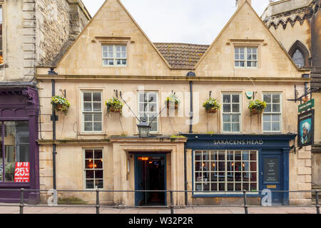 Les Saracens Head, un historique Greene King pub dans Broad Street dans le centre-ville, la plus ancienne de baignoire, la plus grande ville de Somerset, au sud-ouest de l'Angleterre Banque D'Images