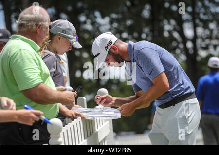 Oqasmieh, Iowa, États-Unis. 10 juillet, 2019. Matt Wolfe, signe des autographes pour les enfants pendant les Pro-Am au John Deere Classic à Chikar dans TPC Deere Run, le mercredi 10 juillet, 2019. Credit : Andy Abeyta/Quad-City Times/ZUMA/Alamy Fil Live News Banque D'Images