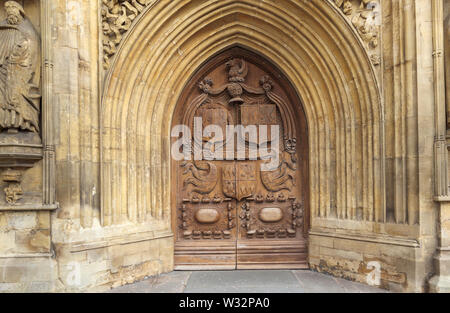 Les portes de l'Ouest en bois datant de 1611 avec l'inscription et d'écussons, l'abbaye de Bath dans le centre de Bath, la plus grande ville de Somerset, au sud-ouest de l'Angleterre, Royaume-Uni Banque D'Images