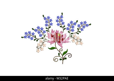 Fond blanc avec ses grandes fleurs stylisées brodés avec pétales de rose et rouge et des petites fleurs bleu et blanc sur les branches avec des feuilles torsadées Banque D'Images