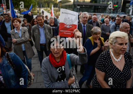 Une femme est titulaire d'une copie de la Constitution polonaise au cours d'une manifestation contre la décision du procureur de la République sur Mariusz Krason, en face de la Cour.Mariusz Krason, Cracovie est basé procureur a été déplacée à Wroclaw. Il a été l'initiateur d'une résolution à l'Assemblée générale de l'Office du Procureur Régional de Cracovie, dans lequel il alarmé par la menace d'indépendance du procureur. Le 18 juillet, la question de l'état de droit de la Pologne, en vertu de l'article 7, la procédure sera discuté à la prochaine réunion des ministres de l'UE. Banque D'Images