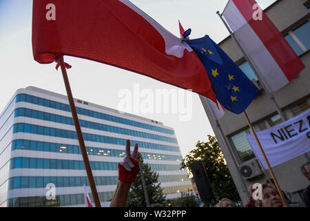 Un drapeau de l'Union Polonaise et Européenne voler ensemble au cours d'une manifestation contre la décision du procureur de la République sur Mariusz Krason, en face de la Cour.Mariusz Krason, Cracovie est basé procureur a été déplacée à Wroclaw. Il a été l'initiateur d'une résolution à l'Assemblée générale de l'Office du Procureur Régional de Cracovie, dans lequel il alarmé par la menace d'indépendance du procureur. Le 18 juillet, la question de l'état de droit de la Pologne, en vertu de l'article 7, la procédure sera discuté à la prochaine réunion des ministres de l'UE. Banque D'Images