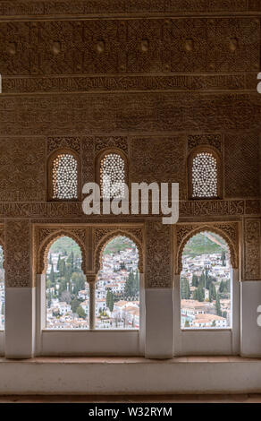 Façade sculptée main complexe de l'Alhambra à Grenade, Espagne Banque D'Images