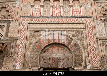 L'extérieur de l'Mosque-Cathedral de Cordoue, Espagne montrant l'Arabe gravé à la main/façade mauresque Banque D'Images