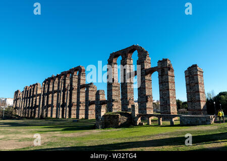 Acueducto de los Milagros (aqueduc miraculeuse) situé à Merida, Espagne Banque D'Images