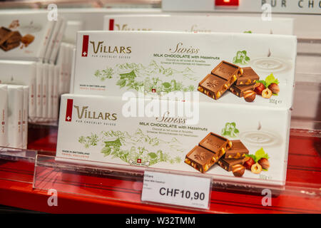 Genève, Suisse, mars 2019 Villars Suisse Pur Chocolat, boîte de chocolats sur le shop pour la vente d'affichage Banque D'Images