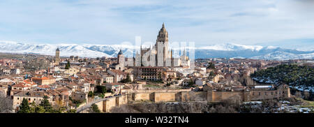 Une vue panoramique de la ville de Ségovie, avec son plus grand cathédrale en Espagne et les remparts de la ville Banque D'Images