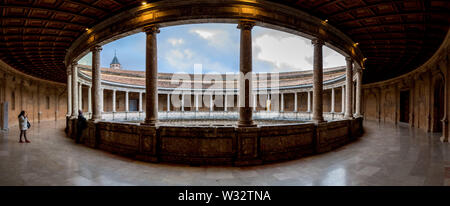 Le Palais de Charles V est un bâtiment de style Renaissance, à Grenade, au sud de l'Espagne, à l'intérieur de la fortification , nasride de l'Alhambra Banque D'Images