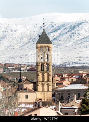 Église de San Esteban et son clocher roman à Ségovie, en Espagne, un temple catholique érigée au XII siècle à l'intérieur des murs de la ville. Banque D'Images