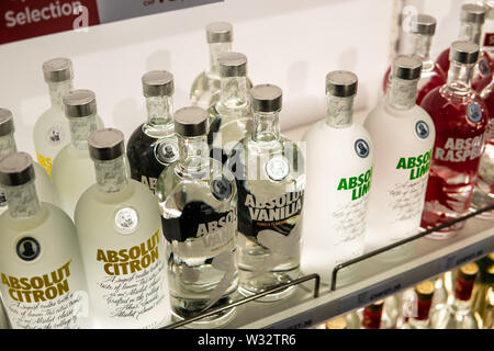 Genève, mars 2019 bouteilles de vodka Absolut sur l'affichage pour la vente, marque de la vodka produite en Suède. La propriété de Pernod Ricard spiritueux de marque Banque D'Images