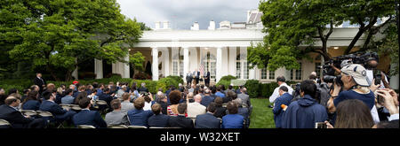 Washington, D.C., USA. 11 juillet, 2019. Le président DONALD TRUMP annonçant qu'il a signé un ordre exécutif pour permettre au gouvernement de compter les citoyens dans le pays, derrière le secrétaire du Commerce WILBUR ROSS et Procureur général WILLIAM BARR, dans la roseraie de la Maison Blanche à Washington, DC Le 11 juillet 2019. Crédit : Michael Brochstein/ZUMA/Alamy Fil Live News Banque D'Images