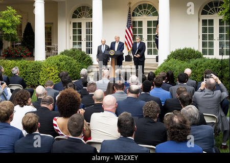 Washington, D.C., USA. 11 juillet, 2019. Le président DONALD TRUMP annonçant qu'il a signé un ordre exécutif pour permettre au gouvernement de compter les citoyens dans le pays, derrière le secrétaire du Commerce WILBUR ROSS et Procureur général WILLIAM BARR, dans la roseraie de la Maison Blanche à Washington, DC Le 11 juillet 2019. Crédit : Michael Brochstein/ZUMA/Alamy Fil Live News Banque D'Images