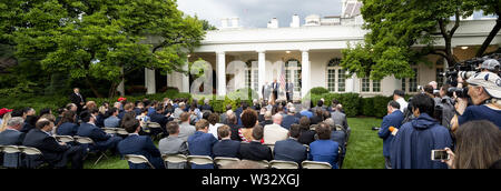 Washington, D.C., USA. 11 juillet, 2019. Le président DONALD TRUMP annonçant qu'il a signé un ordre exécutif pour permettre au gouvernement de compter les citoyens dans le pays, derrière le secrétaire du Commerce WILBUR ROSS et Procureur général WILLIAM BARR, dans la roseraie de la Maison Blanche à Washington, DC Le 11 juillet 2019. Crédit : Michael Brochstein/ZUMA/Alamy Fil Live News Banque D'Images