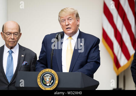 Washington, D.C., USA. 11 juillet, 2019. Le président DONALD TRUMP annonçant qu'il a signé un ordre exécutif pour permettre au gouvernement de compter les citoyens dans le pays, derrière lui se trouve le secrétaire au Commerce, WILBUR ROSS, le jardin de roses à la Maison Blanche à Washington, DC Le 11 juillet 2019. Crédit : Michael Brochstein/ZUMA/Alamy Fil Live News Banque D'Images