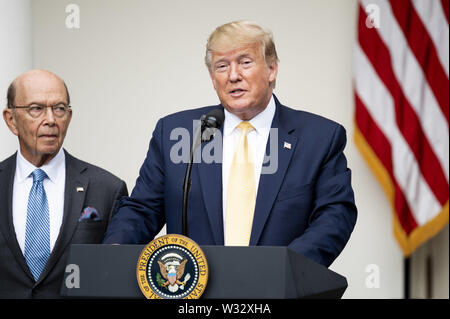 Washington, D.C., USA. 11 juillet, 2019. Le président DONALD TRUMP annonçant qu'il a signé un ordre exécutif pour permettre au gouvernement de compter les citoyens dans le pays, derrière lui se trouve le secrétaire au Commerce, WILBUR ROSS, le jardin de roses à la Maison Blanche à Washington, DC Le 11 juillet 2019. Crédit : Michael Brochstein/ZUMA/Alamy Fil Live News Banque D'Images