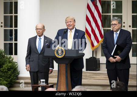 Washington, D.C., USA. 11 juillet, 2019. Le président DONALD TRUMP annonçant qu'il a signé un ordre exécutif pour permettre au gouvernement de compter les citoyens dans le pays, derrière le secrétaire du Commerce WILBUR ROSS et Procureur général WILLIAM BARR, dans la roseraie de la Maison Blanche à Washington, DC Le 11 juillet 2019. Crédit : Michael Brochstein/ZUMA/Alamy Fil Live News Banque D'Images