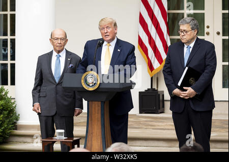 Washington, D.C., USA. 11 juillet, 2019. Le président DONALD TRUMP annonçant qu'il a signé un ordre exécutif pour permettre au gouvernement de compter les citoyens dans le pays, derrière le secrétaire du Commerce WILBUR ROSS et Procureur général WILLIAM BARR, dans la roseraie de la Maison Blanche à Washington, DC Le 11 juillet 2019. Crédit : Michael Brochstein/ZUMA/Alamy Fil Live News Banque D'Images