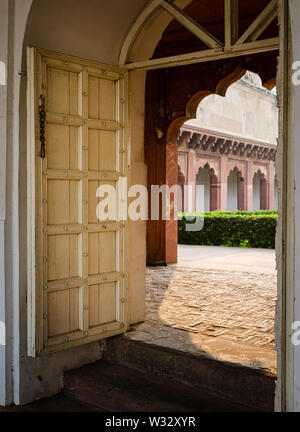 AGRA, INDE - circa 2018 Novembre : Porte du Fort d'Agra. Il s'agit d'un fort historique de la ville d'Âgrâ en Inde. C'était la résidence principale de l'empe Banque D'Images