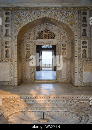 AGRA, INDE - circa 2018 Novembre : Intérieur du Fort d'Agra. Il s'agit d'un fort historique de la ville d'Âgrâ en Inde. C'était la résidence principale de la Banque D'Images