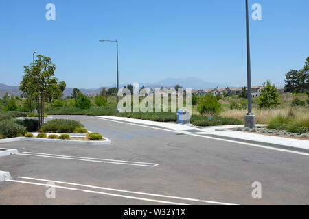 IRIVNE, CALIFORNIE - Le 11 juillet 2019 : : parking lot adjacent ot le Bosque espace ouvert du grand parc. Banque D'Images