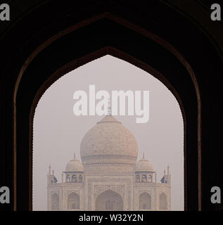 AGRA, INDE - circa 2018 Novembre : Arches et Taj Mahal entrée. Le Taj Mahal est un mausolée en marbre blanc ivoire sur la rive sud de la Yamuna riv Banque D'Images