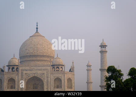 AGRA, INDE - circa 2018 Novembre : vue sur le Taj Mahal. Le Taj Mahal est un mausolée en marbre blanc ivoire sur la rive sud de la rivière Yamuna dans t Banque D'Images