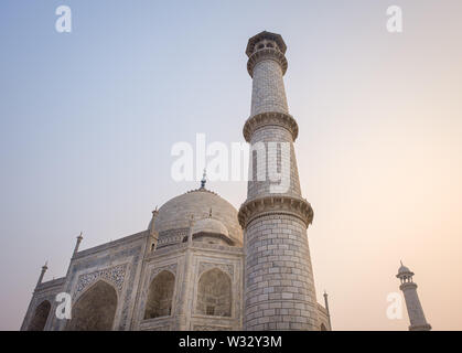 AGRA, INDE - circa 2018 Novembre : Détail de colonne de marbre dans le Taj Mahal. Le Taj Mahal est un mausolée en marbre blanc ivoire sur la rive sud de th Banque D'Images
