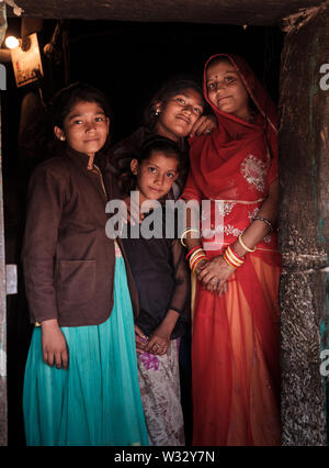 DECHU, INDE - circa 2018 Novembre : famille à leur porte sur village de Dechu, Rajasthan. Banque D'Images