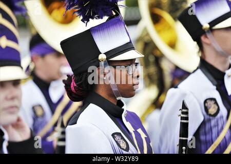 Les enfants dans des fanfares en Californie USA quelques Latinxs, mexicaine, les adolescents de race blanche, chapeaux de cow-boy uniforms faces, d'apprentissage de la musique latine Banque D'Images