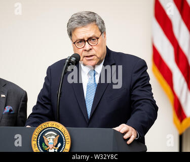 Le procureur général William Barr discuter le décompte des citoyens dans le pays et les questions juridiques entourant cet effort, dans la roseraie de la Maison Blanche Banque D'Images