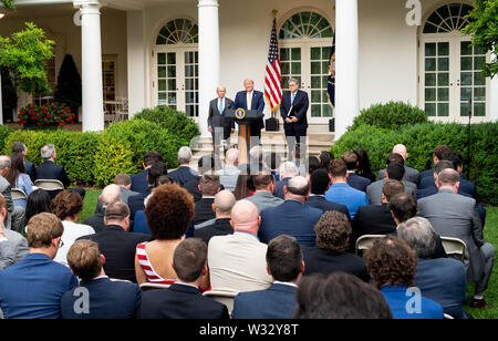 Le président Donald Trump annonçant qu'il a signé un ordre exécutif pour permettre au gouvernement de compter les citoyens dans le pays, derrière le secrétaire du Commerce Wilbur Ross et Procureur Général William Barr, dans le jardin de roses à la Maison Blanche. Banque D'Images