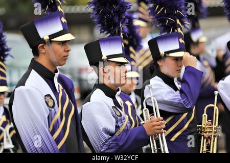 Les enfants dans des fanfares en Californie USA quelques Latinxs, mexicaine, les adolescents de race blanche, chapeaux de cow-boy uniforms faces, d'apprentissage de la musique latine Banque D'Images