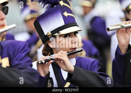 Les enfants dans des fanfares en Californie USA quelques Latinxs, mexicaine, les adolescents de race blanche, chapeaux de cow-boy uniforms faces, d'apprentissage de la musique latine Banque D'Images