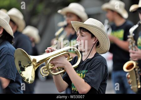 Les enfants dans des fanfares en Californie USA quelques Latinxs, mexicaine, les adolescents de race blanche, chapeaux de cow-boy uniforms faces, d'apprentissage de la musique latine Banque D'Images