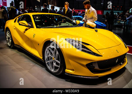 Genève, Suisse, mars 2019 Ferrari 812 Superfast, jaune Salon International de l'automobile, voiture de sport produite par le fabricant italien Ferrari Banque D'Images