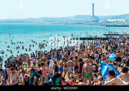 UK Juin 29th, 2019 La plage de Brighton, Brighton et Hove, East Sussex, Angleterre. Des milliers de personnes vous détendre sur la terrasse bien. Banque D'Images