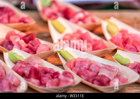 Tokyo, Japon dans la rue du marché extérieur avec affichage de détail de Tsukiji de cubes tranches de sushi sashimi de thon sur le plat avec de la plaque de table sur wasabi Banque D'Images